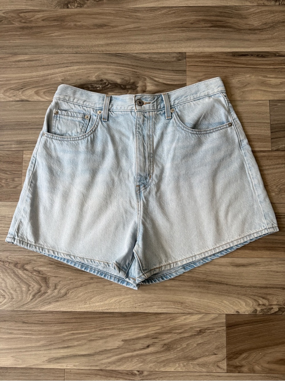 Levi's High Loose Shorts in Light Wash Size 31